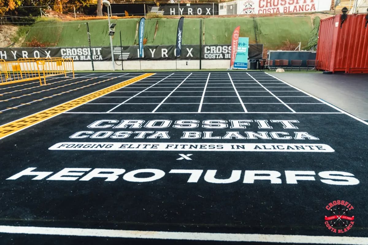 Pista de trenó CrossFit Costa Blanca × Heroturfs em box externa