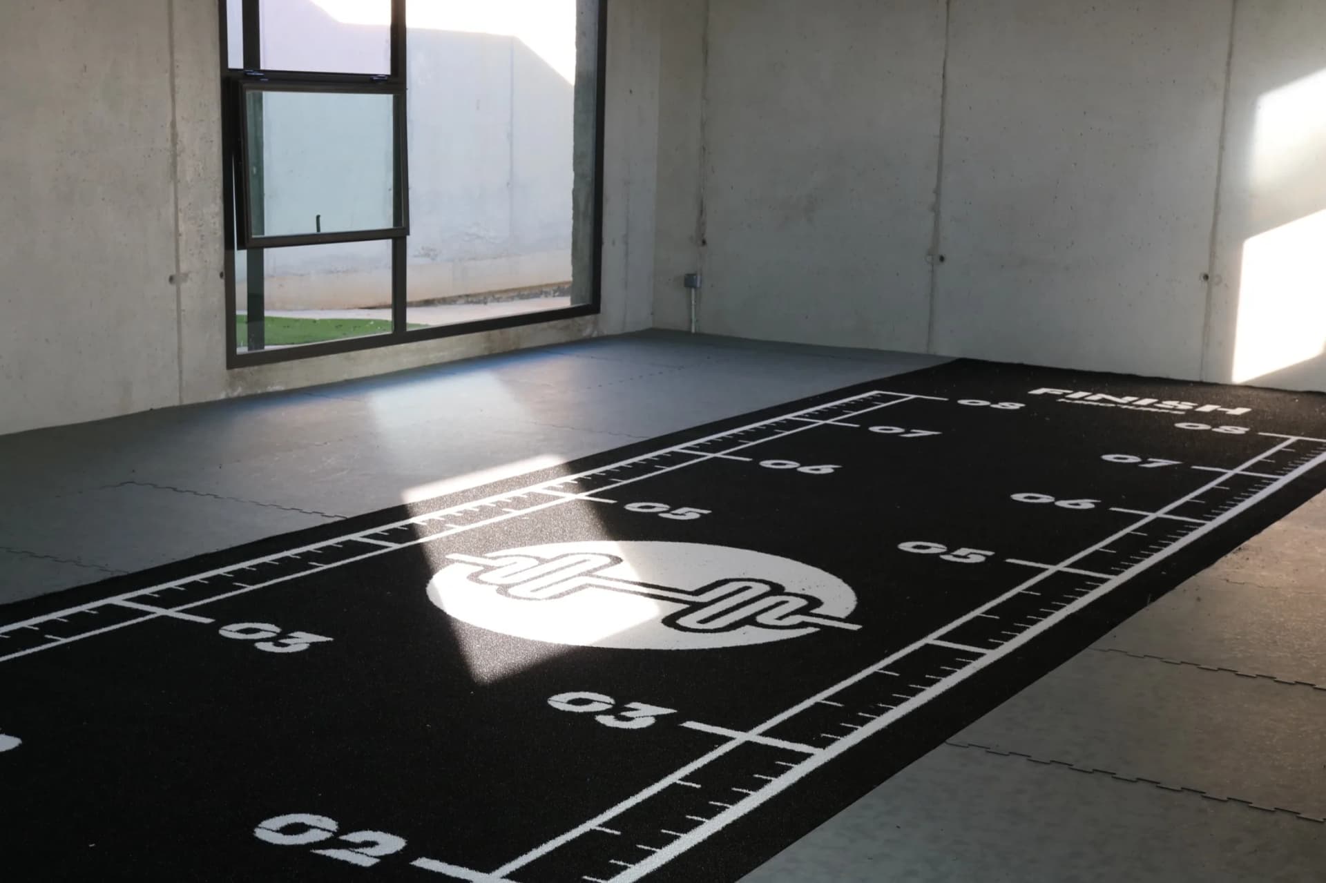 pista Heroturfs recebida e ampliada em um ginásio